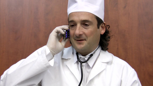 医生通过电话说话视频
