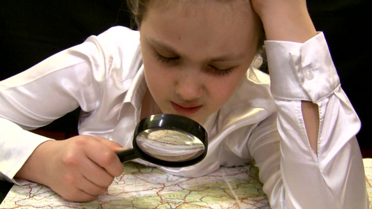 拿着放大镜的女孩研究地图视频