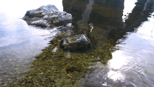 河波中的花岗岩石视频