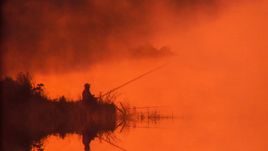 渔夫早上在雾湖上14秒视频