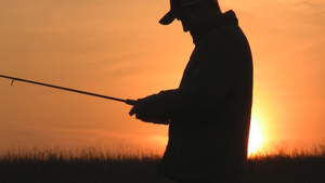 夕阳下钓鱼的男人15秒视频