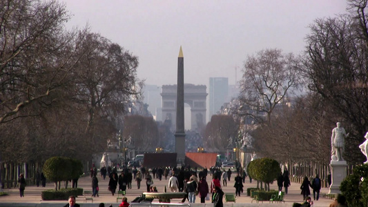 巴黎凯旋门白天的街景视频