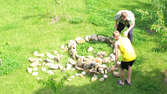 家庭用石头建造花坛。视频