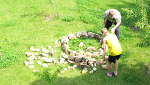 家庭用石头建造花坛。19秒视频