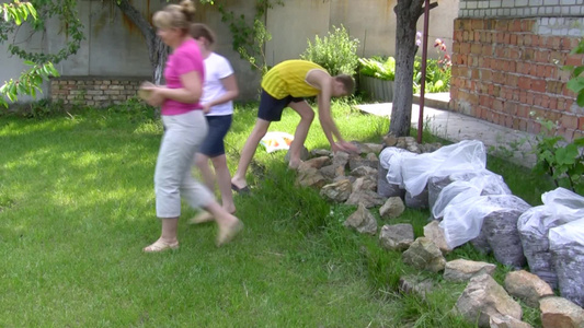 家庭携带石头建造花坛视频