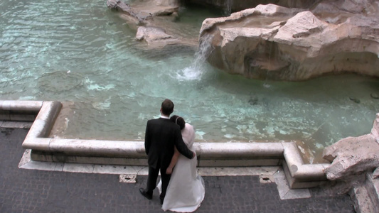 喷泉边相拥的一对夫妻视频