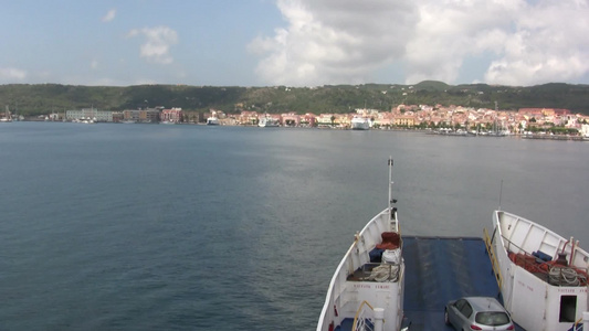 船行驶在撒丁岛上视频