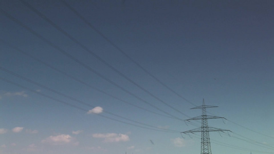 有云的天空下的电缆塔架视频