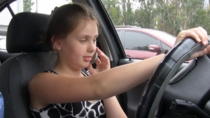 少女开车驾驶时拨打电话15秒视频