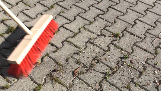人用扫帚打扫地面的灰尘视频