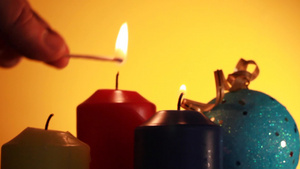 圣诞节夜里用火柴点燃蜡烛19秒视频