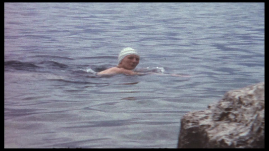 老胶片视频水中游泳的女人视频