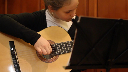 女孩学习弹吉他视频