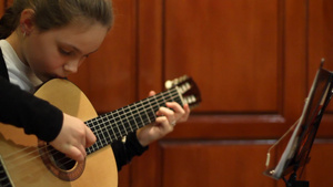 女孩在学习弹吉他19秒视频