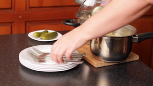 一个厨师把锅里的食物盛到餐盘里29秒视频