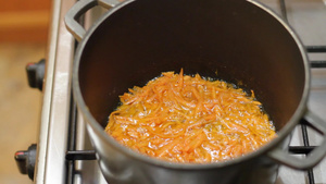 切好的胡萝卜在平底锅里烤10秒视频