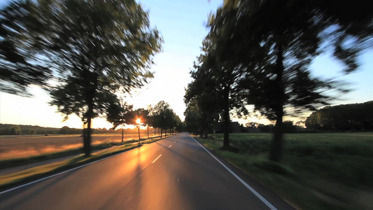 在德国乡间道路上行驶的汽车第一视角视频