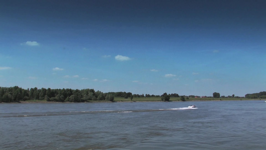 莱茵河中的快艇视频