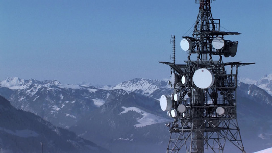 雪山旁的通信广播信号塔视频