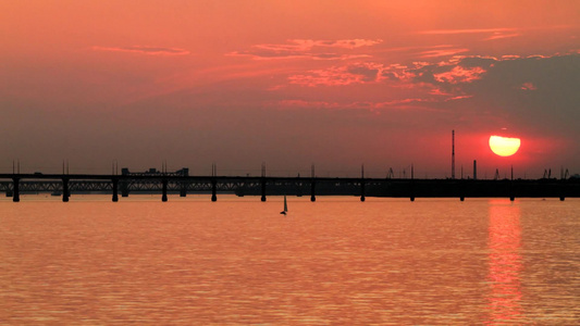 城市河流旁大桥日落夕阳视频