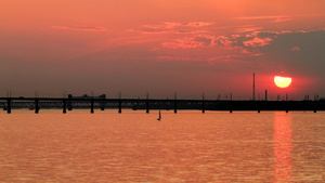 城市河流旁大桥日落夕阳8秒视频