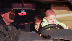 父亲和两个儿子在车里玩得很开心20秒视频