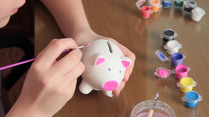 女孩画猪型存钱罐19秒视频