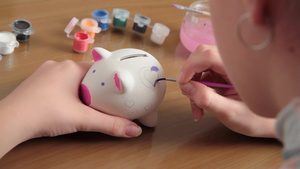 女孩画猪币盒23秒视频
