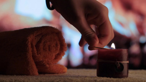 女孩的手用火柴在点燃蜡烛12秒视频