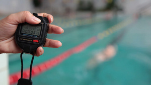 在游泳池的比赛中教练的手拿着秒表12秒视频