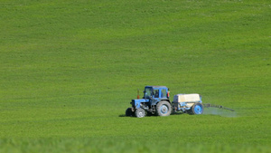 春天拖拉机在草地上喷涂农药10秒视频
