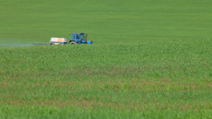 农用拖拉机在喷洒农田11秒视频
