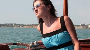 戴太阳镜的女性从船上向外看18秒视频