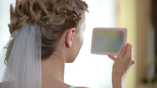 照镜子的新娘在整理头发[重新整理]视频