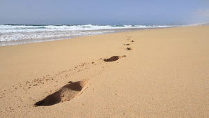 海滩波浪景色与清晰的脚印痕迹12秒视频