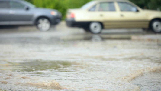 城市道路上的积水视频