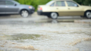 城市道路上的积水18秒视频