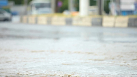 在积水道路上行驶的汽车视频