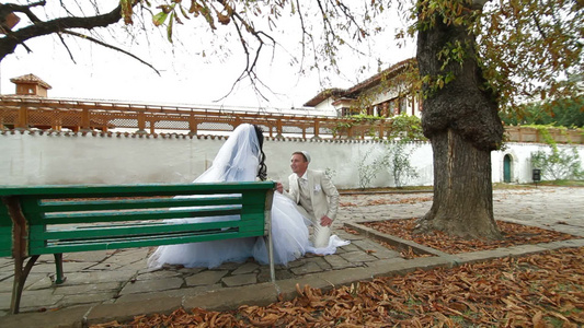 克里米亚鞑靼一个男人在公园长廊旁向女人求婚视频