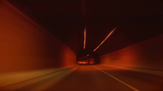 驾驶车辆快速穿梭在隧道[车俩]视频