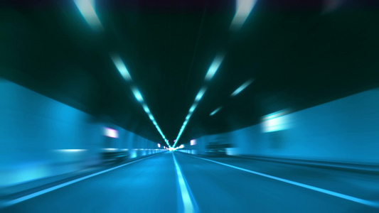 驾驶穿过隧道抽象与运动模糊和发光[斜井]视频