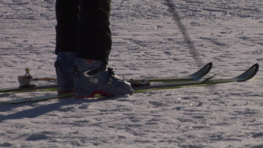 准备滑雪系好靴子视频