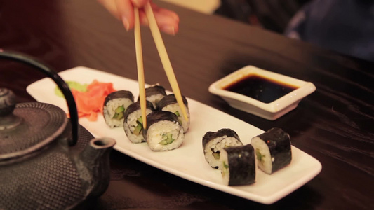 吃寿司[定食]视频