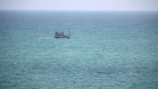 海上远处航行的渔船视频