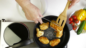女性煎鸡胸卷在平底锅上21秒视频