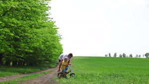 教孩子骑自行车的父亲9秒视频