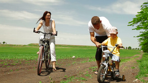 一家人一起骑自行车10秒视频