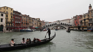 威尼斯河流上的载着游客的贡多拉船8秒视频