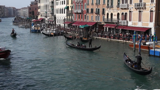 威尼斯城市中运河游客乘坐贡多拉视频