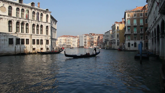 威尼斯小城中乘船的游客视频
